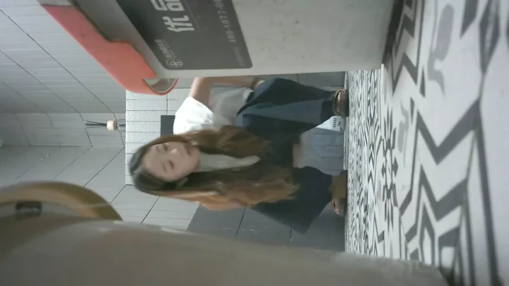 【隠し撮り】トイレでナプキン交換する女性を盗撮！ のスクリーンショット 1