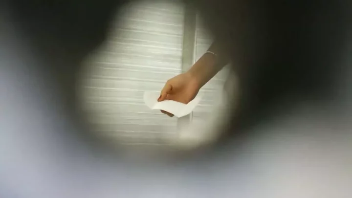 女子トイレの隠し撮り！覗き見願望を刺激する衝撃映像 のスクリーンショット 5