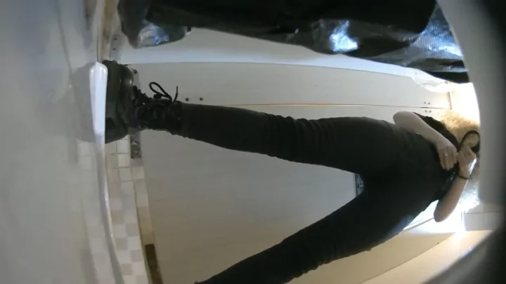 欲望渦巻く密室…中国公衆トイレの盗撮実録 のスクリーンショット 1