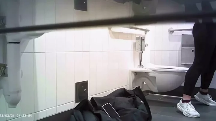 女子トイレ盗撮！学園の女神たちが無防備な素顔を晒す のスクリーンショット 5