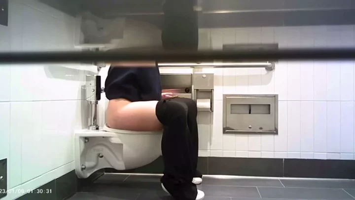 女子トイレ盗撮！学園の女神たちが無防備な素顔を晒す のスクリーンショット 1