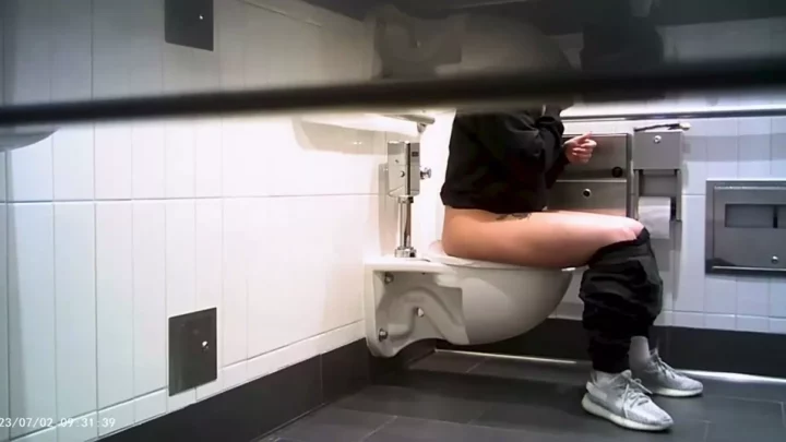 女子トイレ盗撮！学園の女神たちが無防備な素顔を晒す のスクリーンショット 9