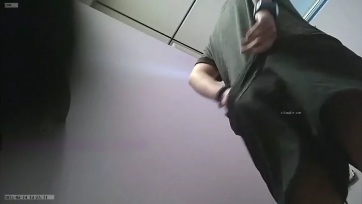 中国の公衆トイレで盗撮！衝撃の密着盗撮映像 のスクリーンショット 2