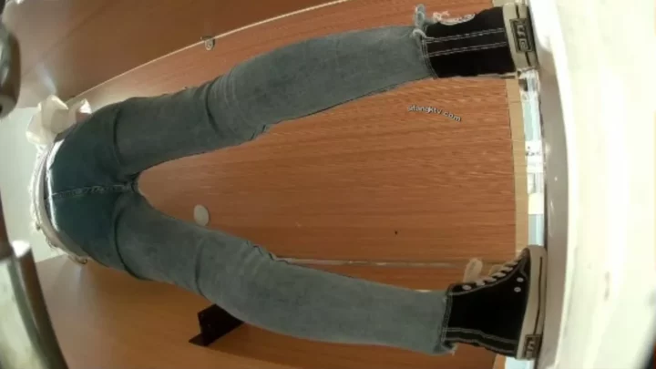 トイレの個室でまさかの盗撮！？中国の美少女たちが無防備に… のスクリーンショット 2