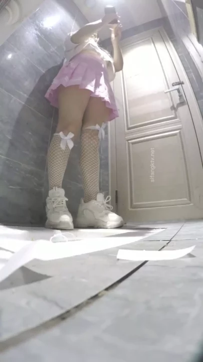 監視カメラが捉えた…女子トイレの密室情事 のスクリーンショット 2
