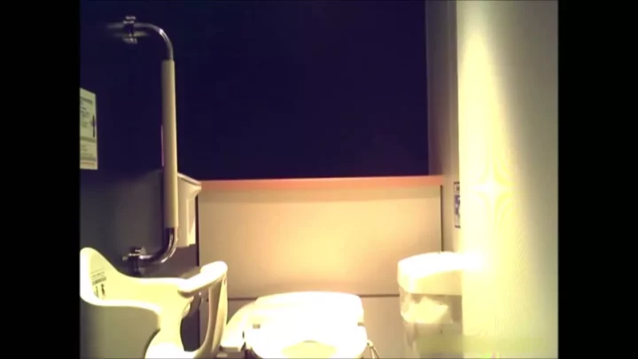 【トイレ盗撮】美人OLの密室排泄に興奮！ のスクリーンショット 2