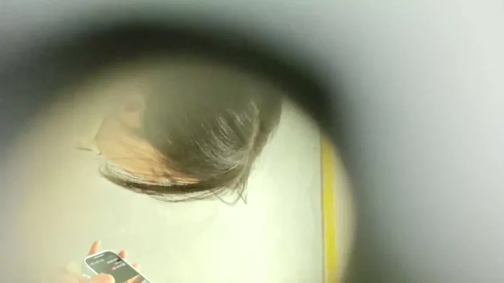 中国の公衆トイレで盗撮！衝撃の隠し撮り のスクリーンショット 2