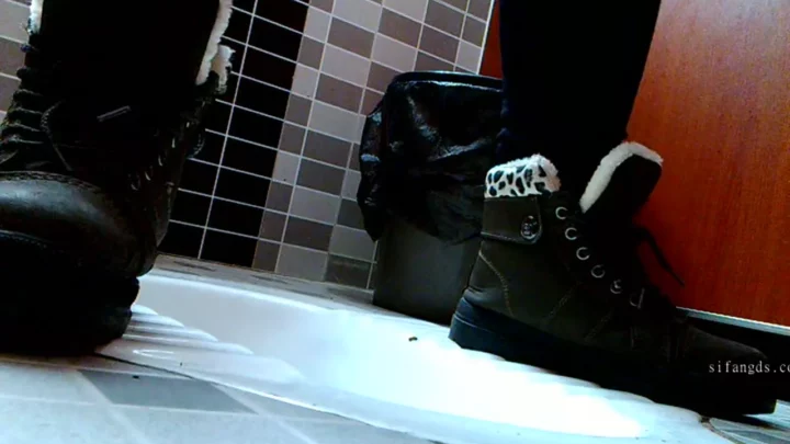 伝説の公衆トイレ盗撮！10年前の秘蔵映像が今蘇る のスクリーンショット 10