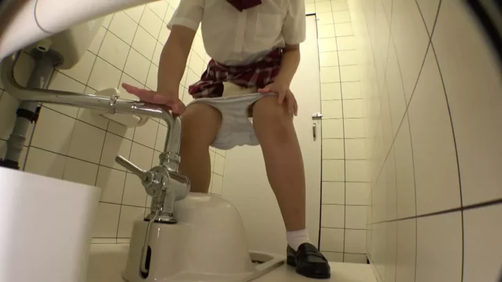 女子○生下校中に発情！公衆トイレで大胆オナニー のスクリーンショット 2