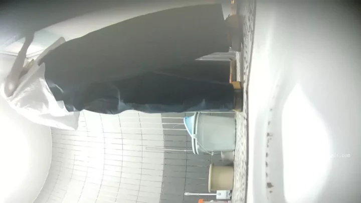 【隠し撮り】トイレでナプキン交換する女性を盗撮！ のスクリーンショット 2