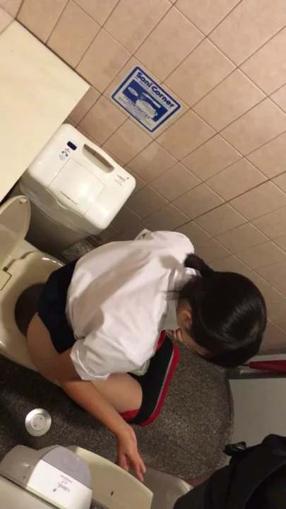 隠し撮り！美人コンパニオンの和式トイレを覗き見 のスクリーンショット 10