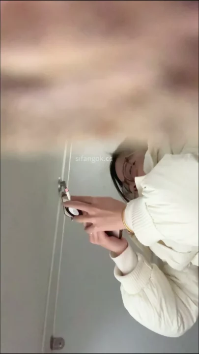 隠し撮り！トイレの密室で繰り広げられる秘密の行為 のスクリーンショット 6