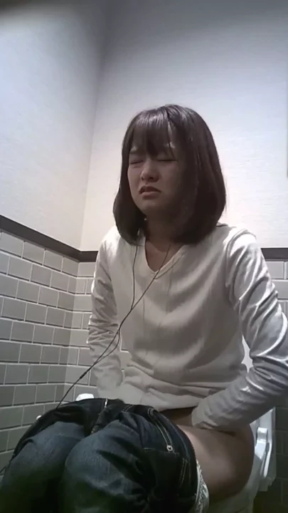 隠しカメラで捉えた！女子トイレのひそかな瞬間 のスクリーンショット 3
