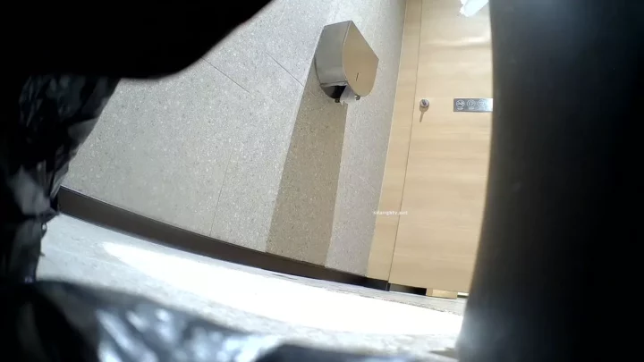 中国の公衆トイレで盗撮！衝撃の密室覗き見