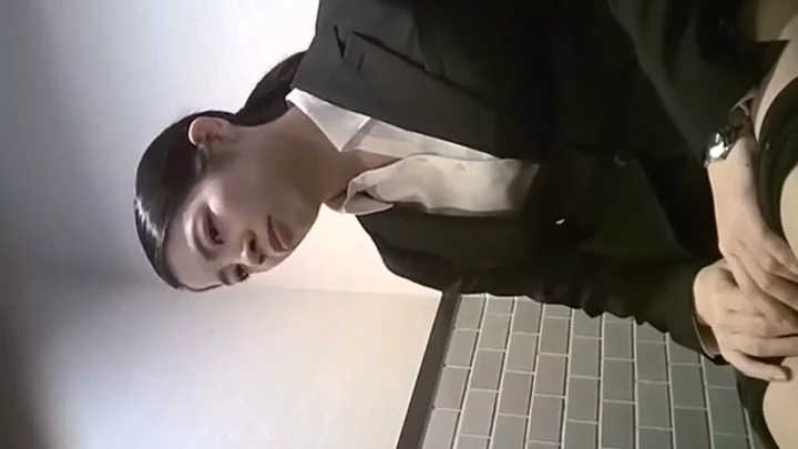 【トイレ盗撮】美人OLの密室排泄に興奮！ のスクリーンショット 7