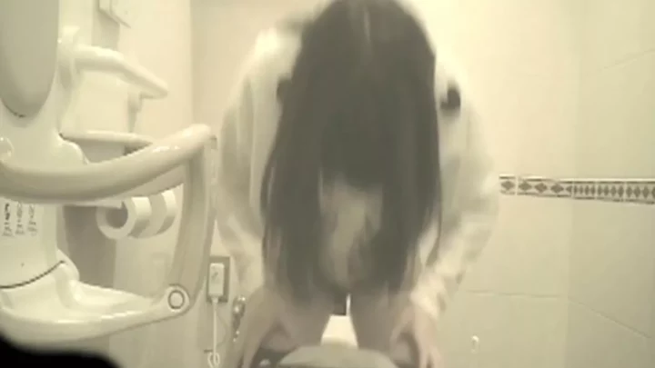 覗き見る快感！女性たちの秘められたトイレの瞬間 のスクリーンショット 3