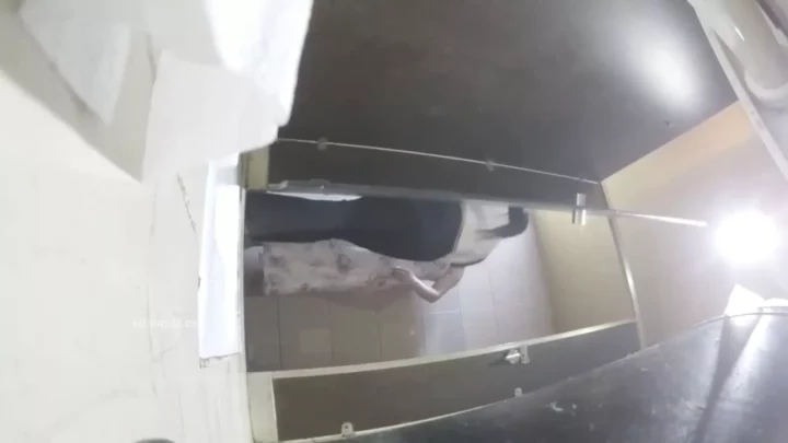 中国の公衆トイレで盗撮！衝撃の密室覗き見