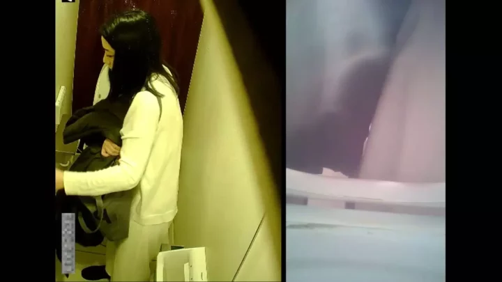 洗面台に映る秘密…隣室から覗き見た人妻の素顔