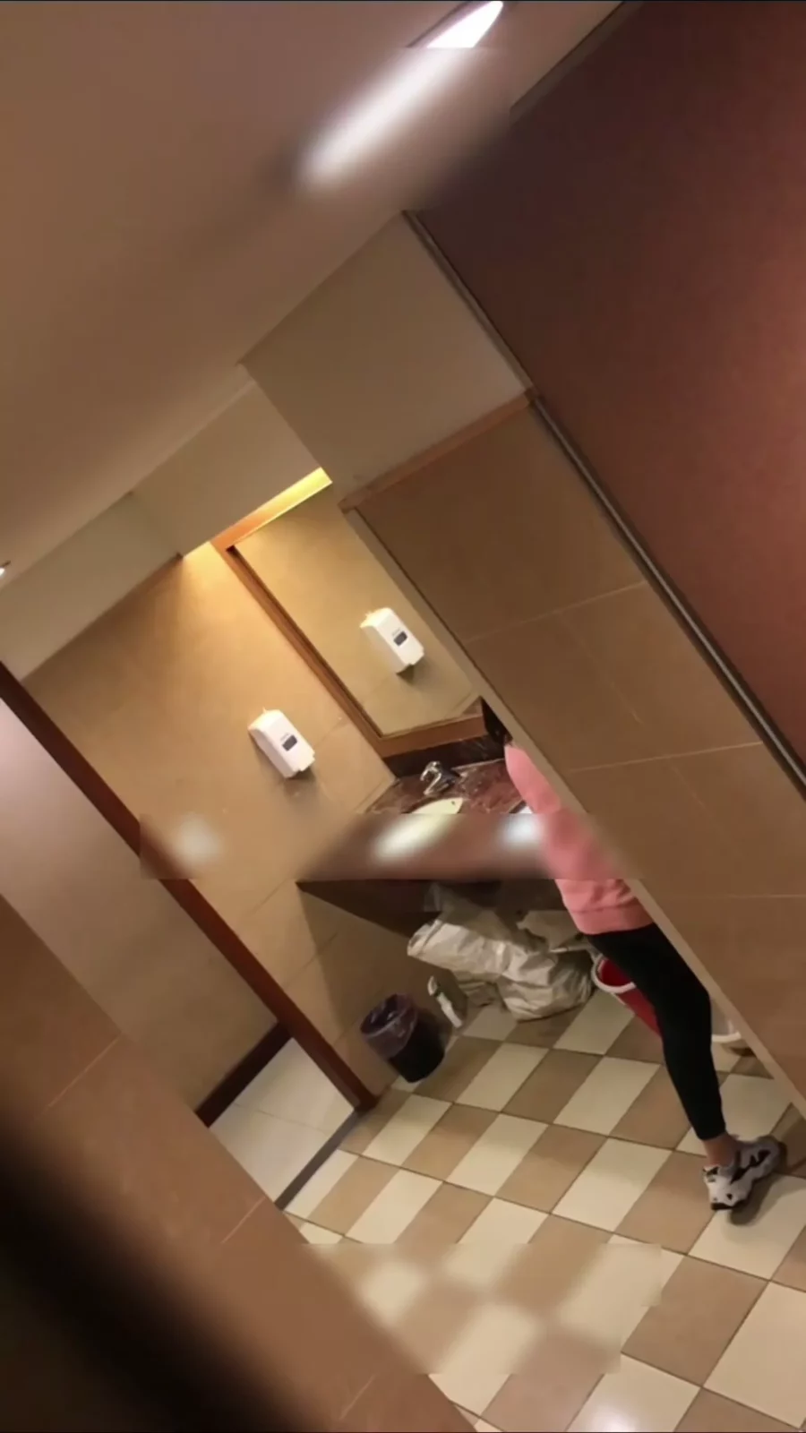 隠し撮り！トイレでの密会を覗き見