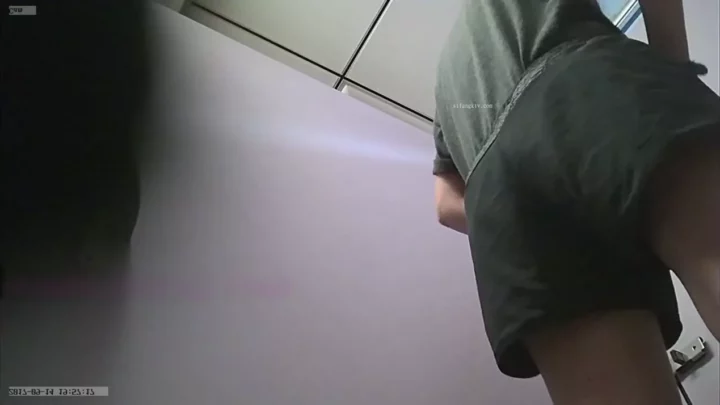 中国の公衆トイレで盗撮！衝撃の密着盗撮映像 のスクリーンショット 3