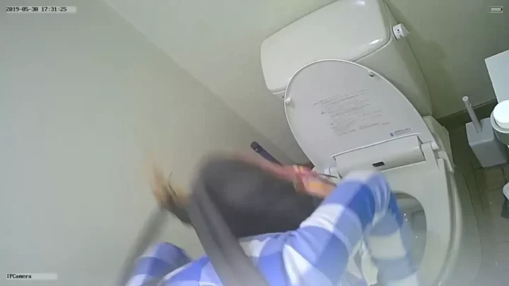 コンビニトイレ盗撮！まさかの連続ハプニング10連発 のスクリーンショット 12