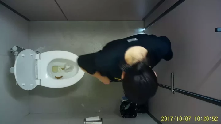 コンビニトイレ盗撮！まさかの連続ハプニング10連発 のスクリーンショット 16