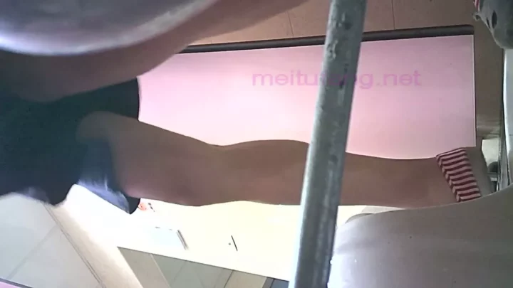 トイレの個室でまさかの盗撮！？中国の美少女たちが無防備に… のスクリーンショット 8