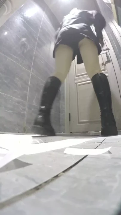 監視カメラが捉えた…女子トイレの密室情事 のスクリーンショット 4