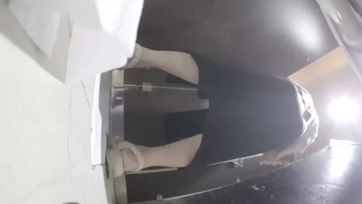 中国の公衆トイレで盗撮！衝撃の密室覗き見 のスクリーンショット 8