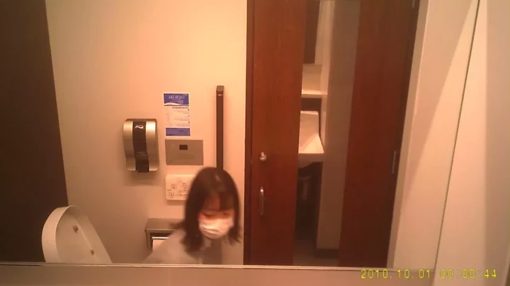 女子高生の秘密を覗き見！隠し撮りトイレ盗撮 のスクリーンショット 4