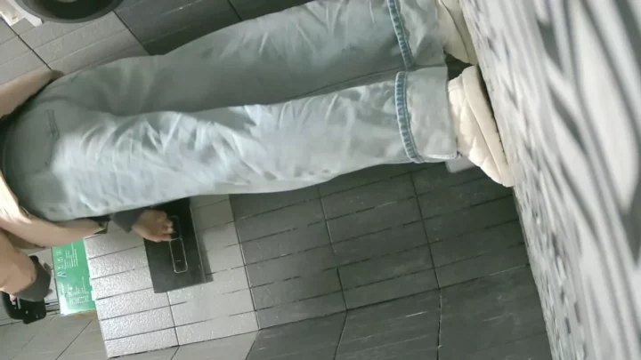 中国の公衆トイレで盗撮！美女の決定的瞬間 のスクリーンショット 4