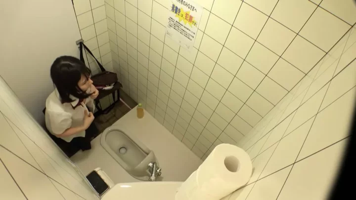 女子○生下校中に発情！公衆トイレで大胆オナニー のスクリーンショット 4