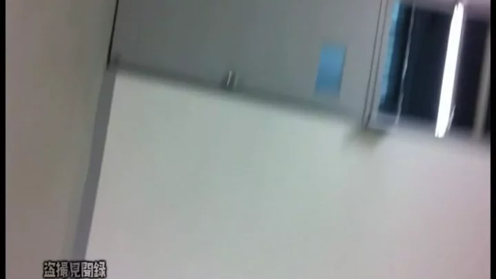 【空爆編】トイレ盗撮の衝撃！密室の排泄シーン のスクリーンショット 8