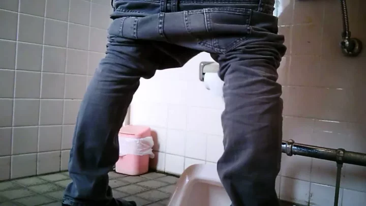 【空爆編】トイレ盗撮の衝撃！密室の排泄シーン のスクリーンショット 16