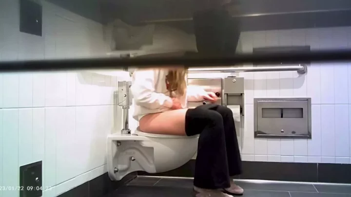 女子トイレ盗撮！学園の女神たちが無防備な素顔を晒す のスクリーンショット 4