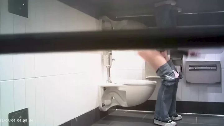 女子トイレ盗撮！学園の女神たちが無防備な素顔を晒す のスクリーンショット 12