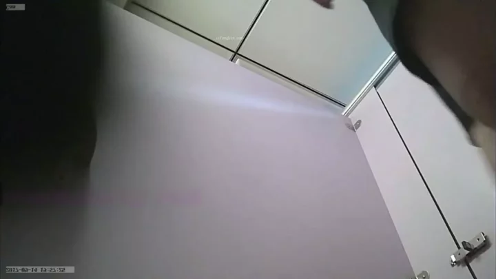 中国の公衆トイレで盗撮！衝撃の密着盗撮映像 のスクリーンショット 4