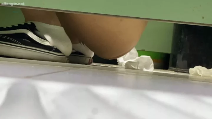 【4K】盗撮トイレで発見！中国人美女の秘めたる姿 のスクリーンショット 1