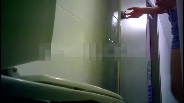 熟女の密室、覗き見の快感。トイレ盗撮其の十五 のスクリーンショット 1