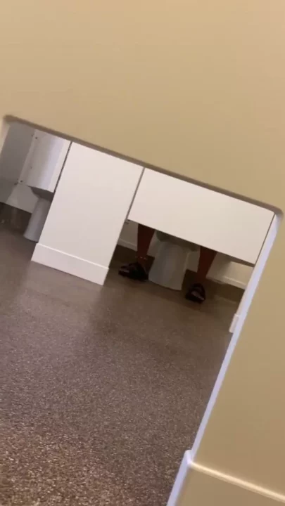 女子大生がブティックの個室トイレで魅せる秘密の快感 のスクリーンショット 1