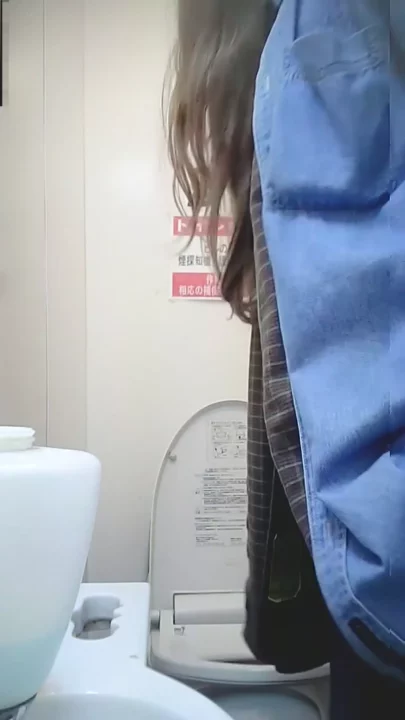 期間限定！美女たちのトイレ覗き見4連発 のスクリーンショット 1