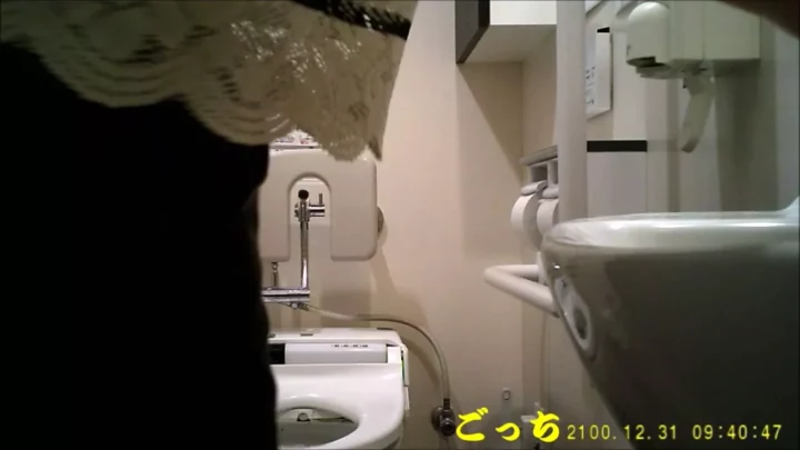 山奥の公衆トイレ、盗撮カメラが捉えた人妻の秘密 のスクリーンショット 5