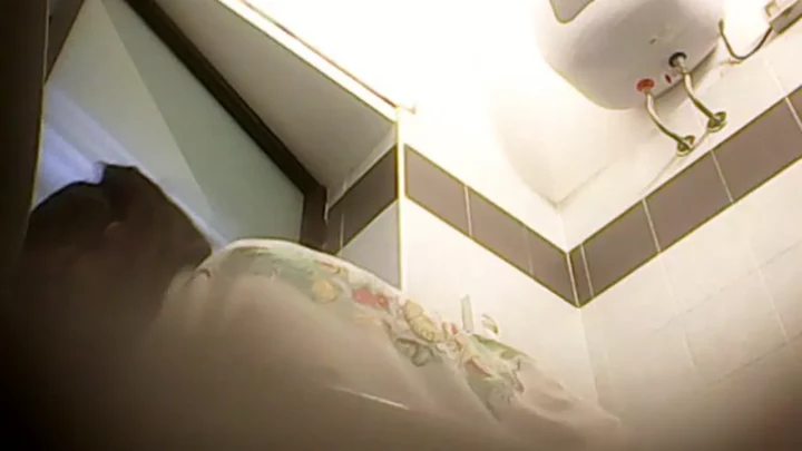 イタリア女子学生の秘密：盗撮されたトイレの密会 のスクリーンショット 13