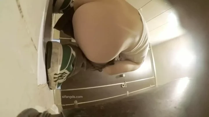 【盗撮】中国の公共トイレで仕掛けられた隠しカメラ のスクリーンショット 9
