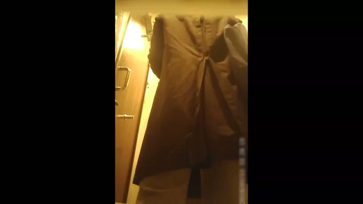 和式トイレで盗撮！無修正糞尿プレイを激写