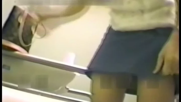 和式トイレで盗撮！無修正糞尿プレイを激写 のスクリーンショット 1