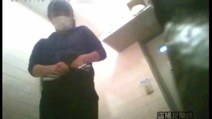 和式トイレで盗撮！無修正糞尿プレイを激写 のスクリーンショット 5