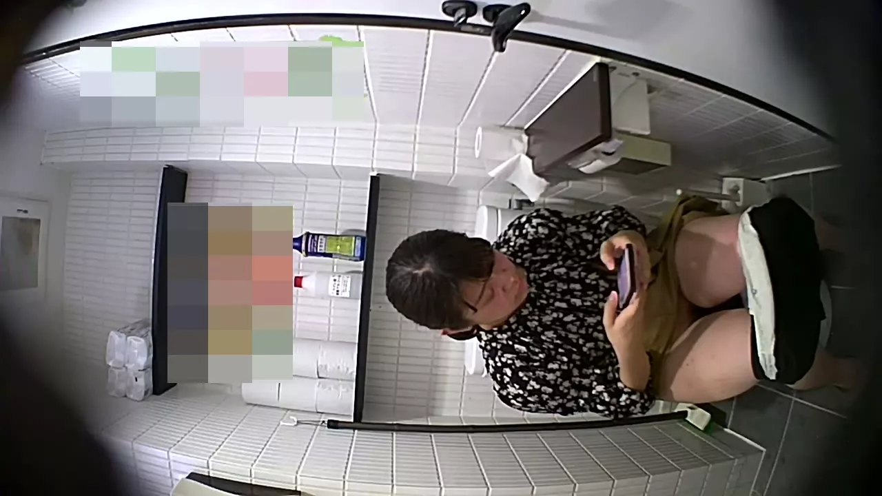 都会の駅トイレに仕掛けた隠しカメラ！衝撃の漏洩