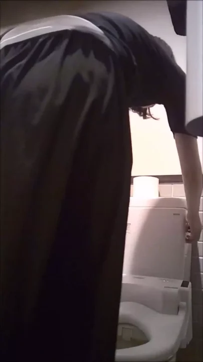 【隠し撮り】駅のトイレで密室ハプニング のスクリーンショット 2