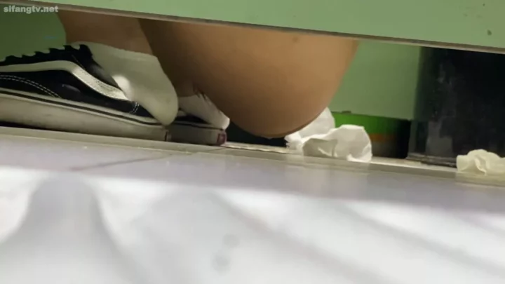 【4K】盗撮トイレで発見！中国人美女の秘めたる姿 のスクリーンショット 2
